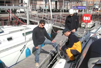 Anlegetraining unserer Bootsfahrschule auf einer Yacht in der Marina Kröslin, Ostsee