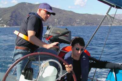 Praxisausbildung unserer Bootsfahrschule für einen amtlichen Bootsführerschein.