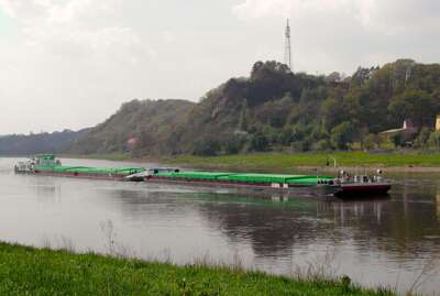 Schubverband stromaufwärts auf der Elbe, einem Bundesgewässer
