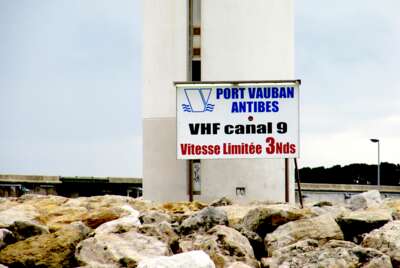 Infotafel mit dem UKW / VHF Arbeitskanal des Hafenmeisters Yachthafen Antibes Port Vauban