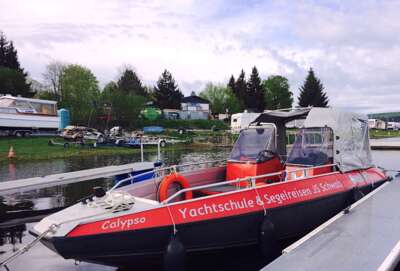 Ausbildungsboot Calypso unserer Bootsfahrschule auf dem Bleilochstausee Thüringen
