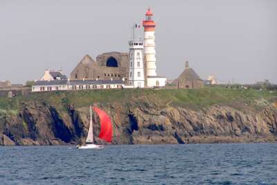 Leuchtturm und Kontrollturm einer Küstenfunkstelle in der Bretagne.