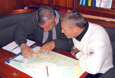 Navigationstraining für den amtlichen Segelschein SKS an Bord einer Ausbildungsyacht.